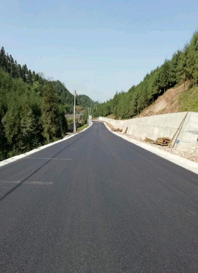 拓寬路面打好路基后,堆子前鎮(zhèn)迎來長達(dá)三個多月的陰雨天氣,為保證瀝青