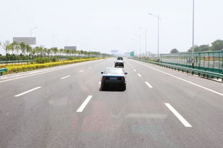 咸陽(yáng)國(guó)際機(jī)場(chǎng)專用高速公路完成路面施工