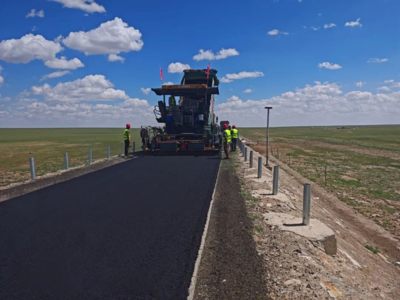 Y313線(那仁寶拉格蘇木至別力古臺)段公路瀝青路面施工快速推進(jìn)